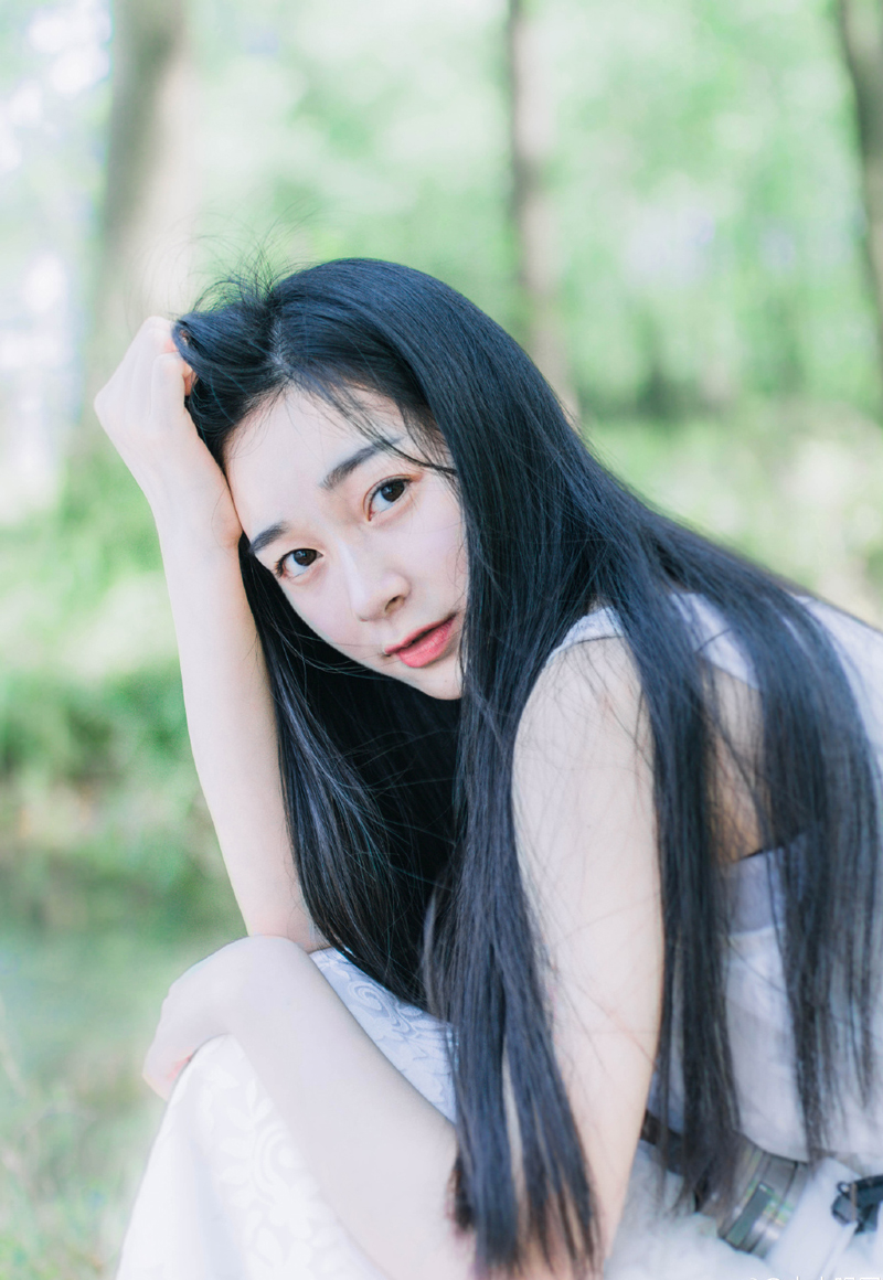 刘璝连续赶了五天五夜的路，一路上换马不换人，此刻脸上已经带着浓浓的倦色，几乎是从马背上滚下来的。